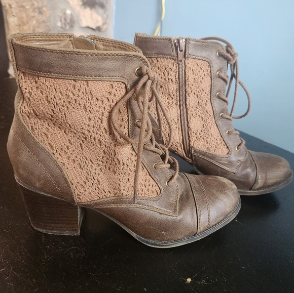 Stylish Brown Lace-Up Ankle Boots - Picture 1 of 4